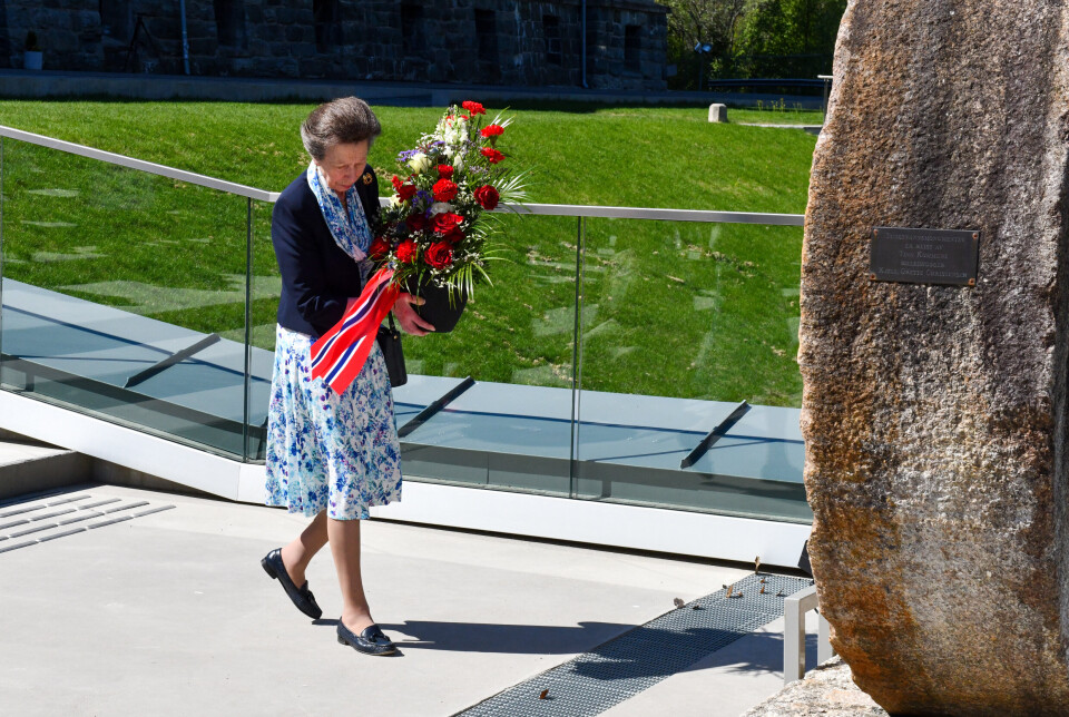MINNES: Prinsesse Anne la ned blomster på tungtvannsmonumentet.