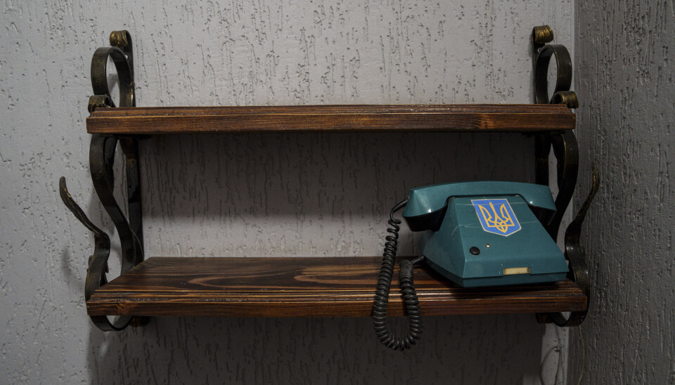 En telefon med Ukrainas nasjonalsymbol i fangeleiren for russiske soldater. De får muligheten til å ringe hjem, i motsetning til ukrainske soldater i russisk fangenskap.