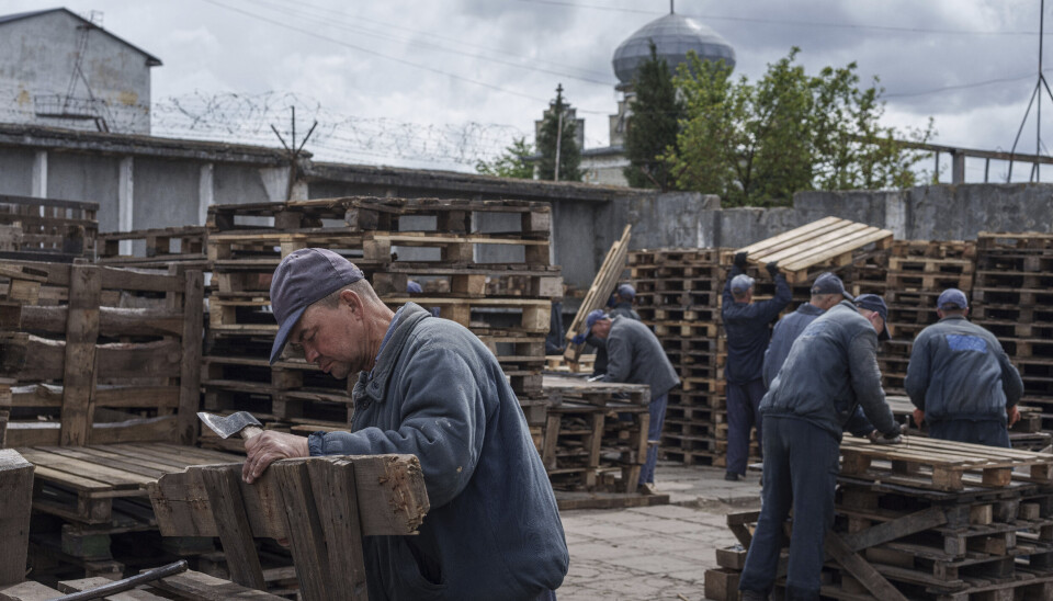 ARBEIDER: Russiske soldater i fangenskap arbeider i en krigsfangeleir vest i Ukraina.