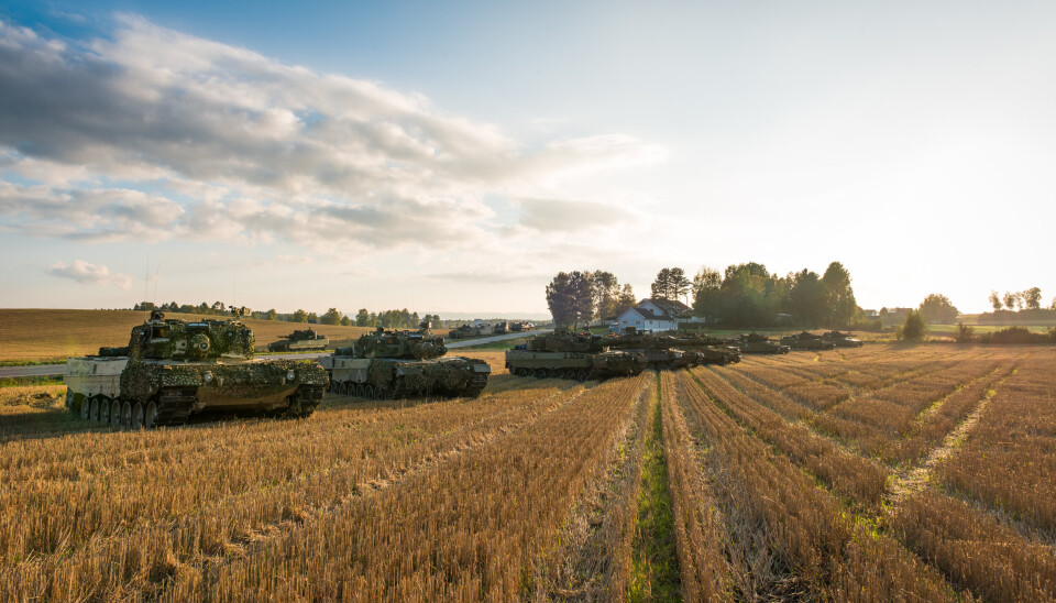 HOLDT SEG UNNA: Forsvaret omdisponerte ingen dyrket eller dyrkbar jord i 2023. Bilde er fra en øvelse i 2014.