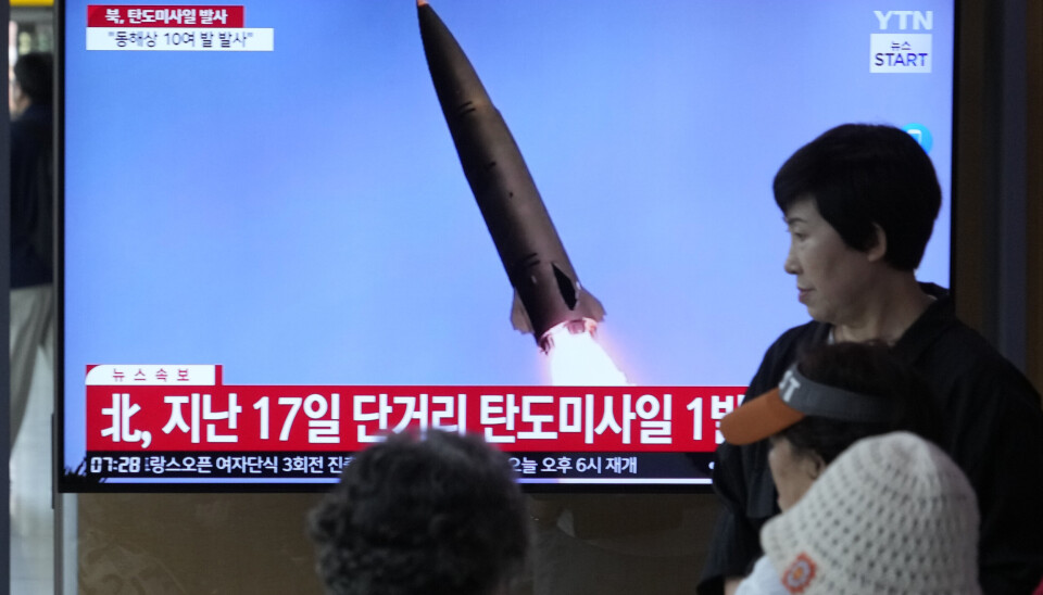 OPPSKYTING: Nyhetsinnslag om Nord-Koreas missiler på togstasjonen i Seoul, torsdag.