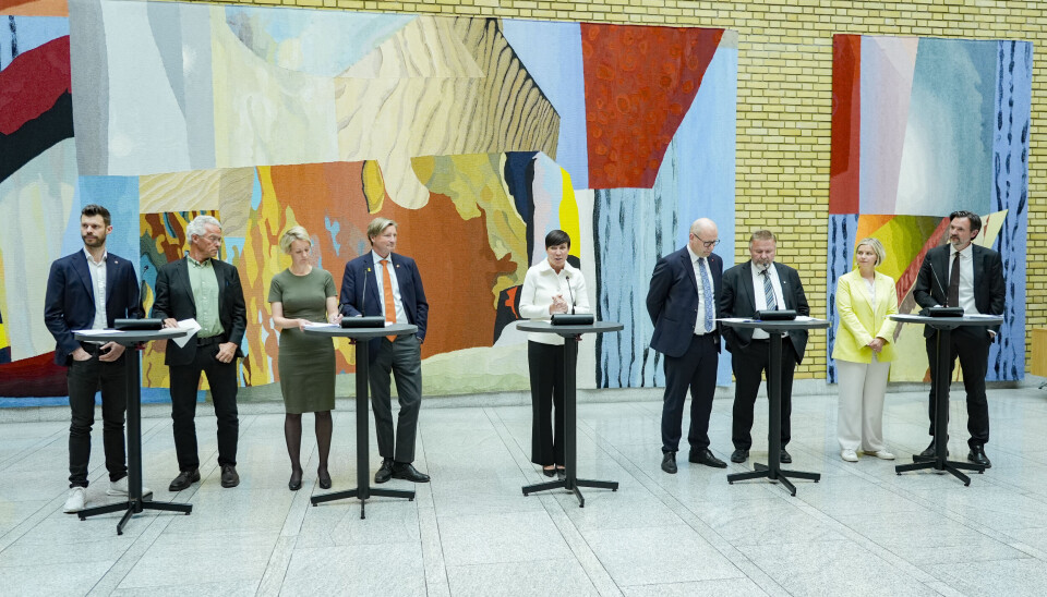 BLE ENIGE: Disse presenterte bred enighet fra Stortingets utenriks- og forsvarskomité: Fra v. Bjørnar Moxnes (R), Rasmus Hansson (MDG), Ingrid Fiskaa (SV), Christian Tybring-Gjedde (Frp), Ine Marie Eriksen Søreide (H), Nils-Ole Foshaug (Ap), Bengt Fasteraune (Sp), Guri Melby (V) og Dag-Inge Ulstein (KrF).