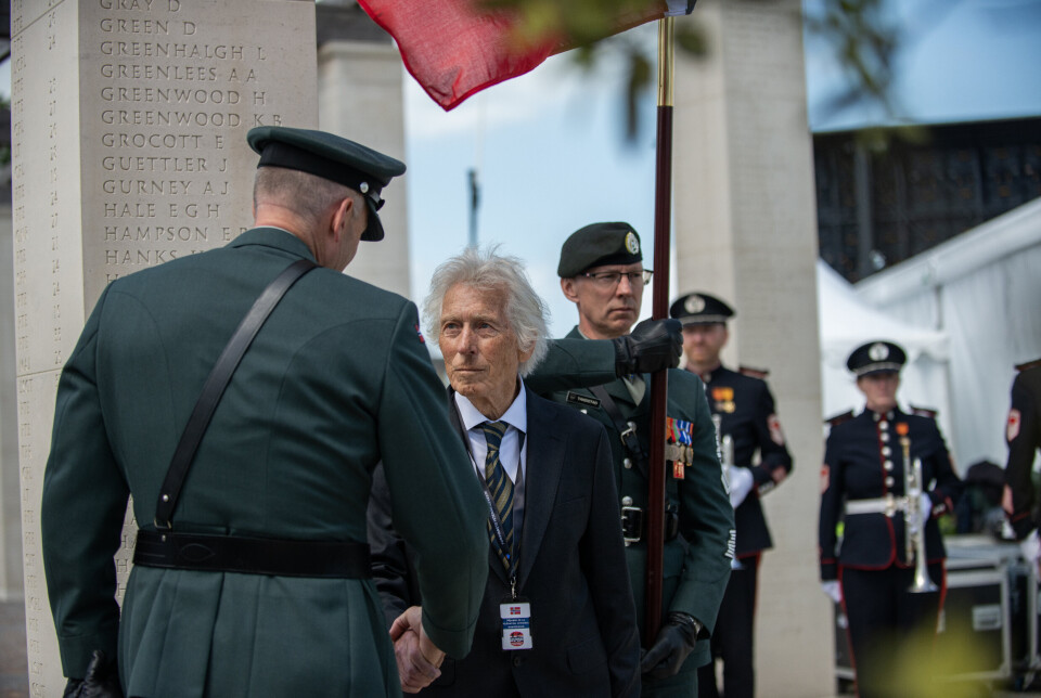 MINNES: Hærsjef Lars Lervik og Jan Eilif Guettler under kransenedleggelsen ved British Normandie Memorial.