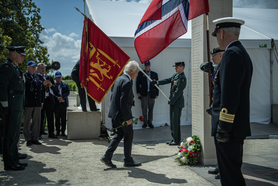 HEDRET SIN FAR: Jan Eilif Guettler la ned en blomst til minne om hans far, som døde under Operasjon Overlord i 1944.