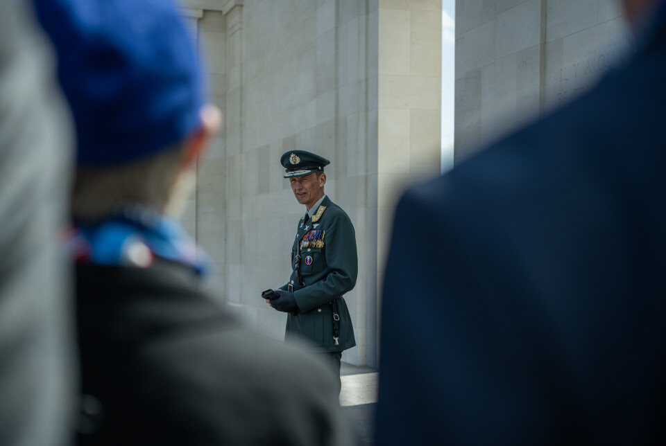 MINNETALE: Forsvarssjef Eirik Kristoffersen holder tale på British Normandy Memorial til den norske delegasjonen og norske veteraner.