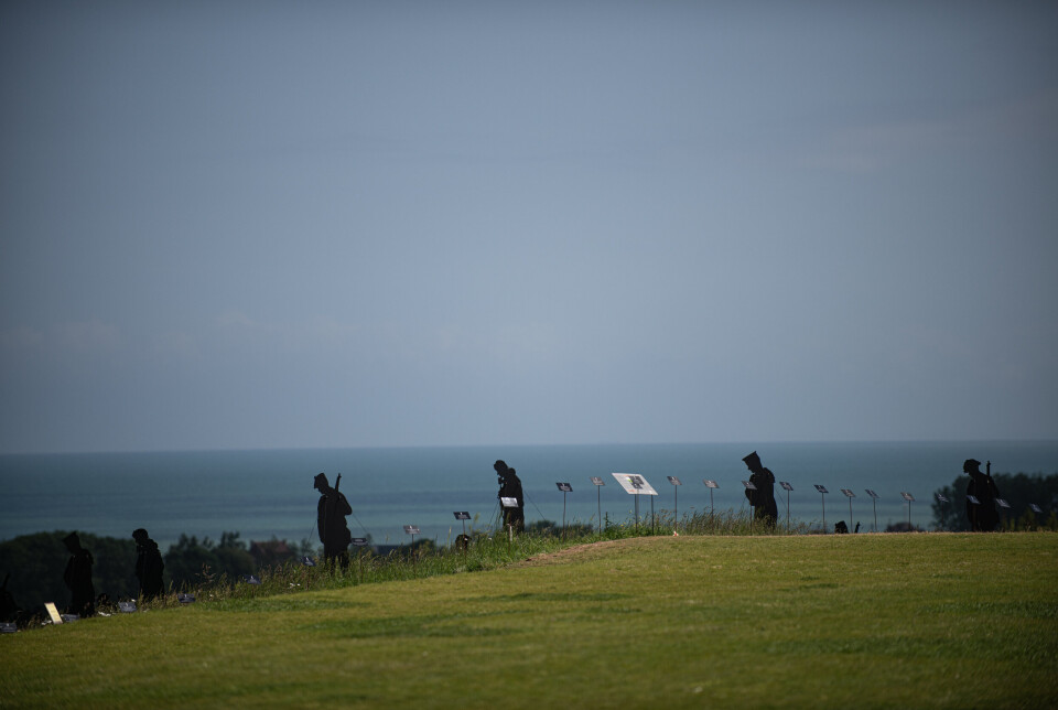 DE FALNE: Sorte silhuetter rundt Gold Beach representerer de 1475 britiske soldatene som falt under kampene i Normandie.