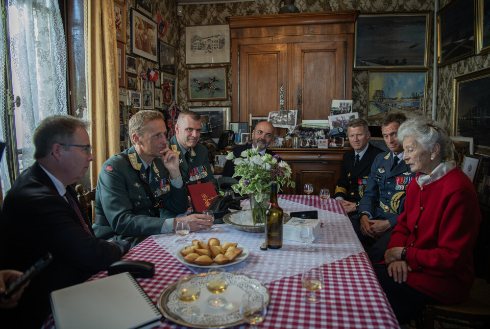 CAFÉ GONDRÉE: Arlette Gondrée forteller forsvarstoppene den dramatiske historien fra D-dagen. Forsvarsminister Bjørn Arild Gram, forsvarssjef Eirik Kristoffersen, hærsjef Lars Lervik, ambassadør Niels Engelschiøn, sjøforsvarssjef Oliver Berdal og luftforsvarssjef Rolf Folland.