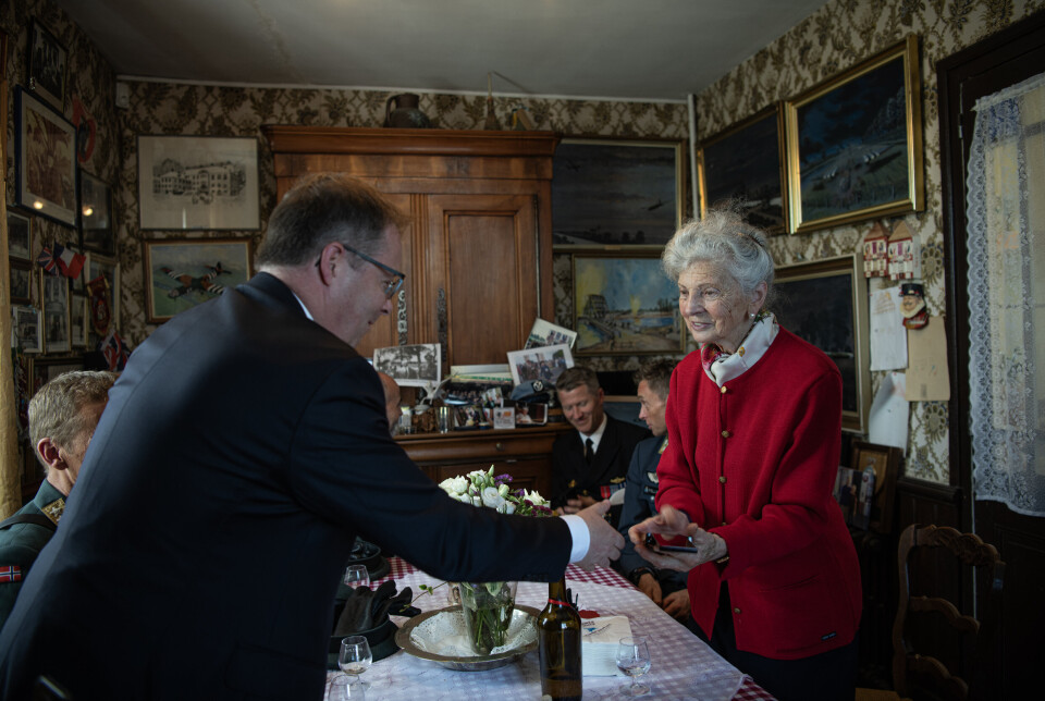 GAVE: Forsvarsminister Bjørn Arild Gram overrekker en medalje til Arlette Gondrée.