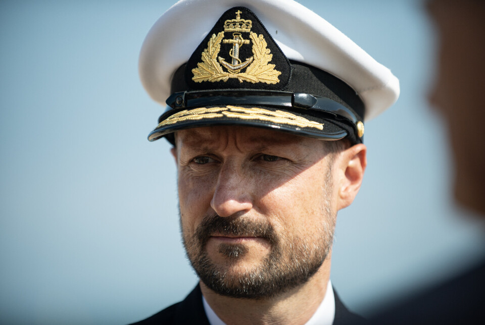 LA NED KRANS: Kronprins Haakon deltok i markeringen av at det er 80 år siden D-dagen på Hermanville-sur-Mer, Normandie, Frankrike.