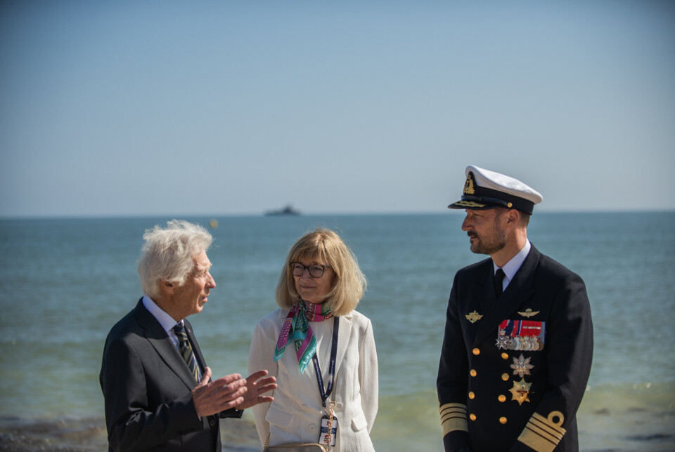 SAMMEN PÅ STRANDEN: Kronprins Haakon sammen med Jan Eilif Guettler og Bjørg Økland i Normandie i Frankrike. Begge er etterkommere etter norske soldater som deltok i kampene i Frankrike.