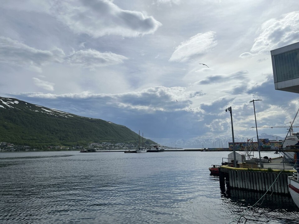 KAN SNU: Bak skyene er himmelen alltid blå. Men i løpet av torsdagen vil man oppleve torden og lyn i deler av Trøndelag, Troms og Finnmark. Illustrasjonsbilde fra Tromsø, der temperaturen torsdag ettermiddag er 17 grader.