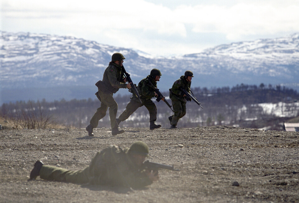 IKKE RITT: Det er flere som vil benytte seg av grusveiene på skytefeltet Mauken i Indre Troms. På dette bildet fra år 2000 trener norske infanterister.