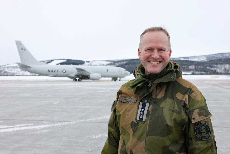 Oberst Eirik Guldvog foran et Amerikansk et P-8A Poseidon maritimt patrulje fly fra US Navy, under vinter øvelsen Joint Viking 2023.
