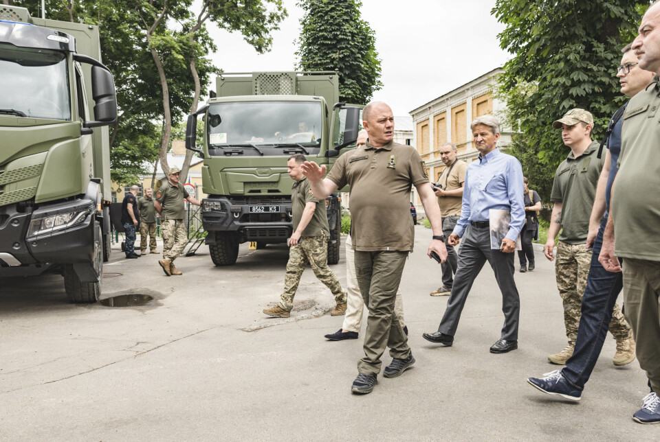 LIVREDDENDE UTSTYR: Sjefen for Ukrainas medisinske styrker Anatolyj Kazmirtsjuk viser fram noe av utstyret de har fått fra HMM Helsehjelp Ukraina. Bak ham går Johan Gustav Hvide.