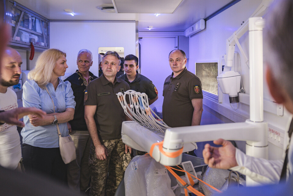 TANNKLINIKK: Tannhelse er også en svært viktig del av å holde soldater operative og sørge for at de kan gjøre jobben sin best mulig ved fronten. På bildet er Anna Tribis sammen med Tor Fredrik Müller og Anatolyj Kazmirtsjuk.