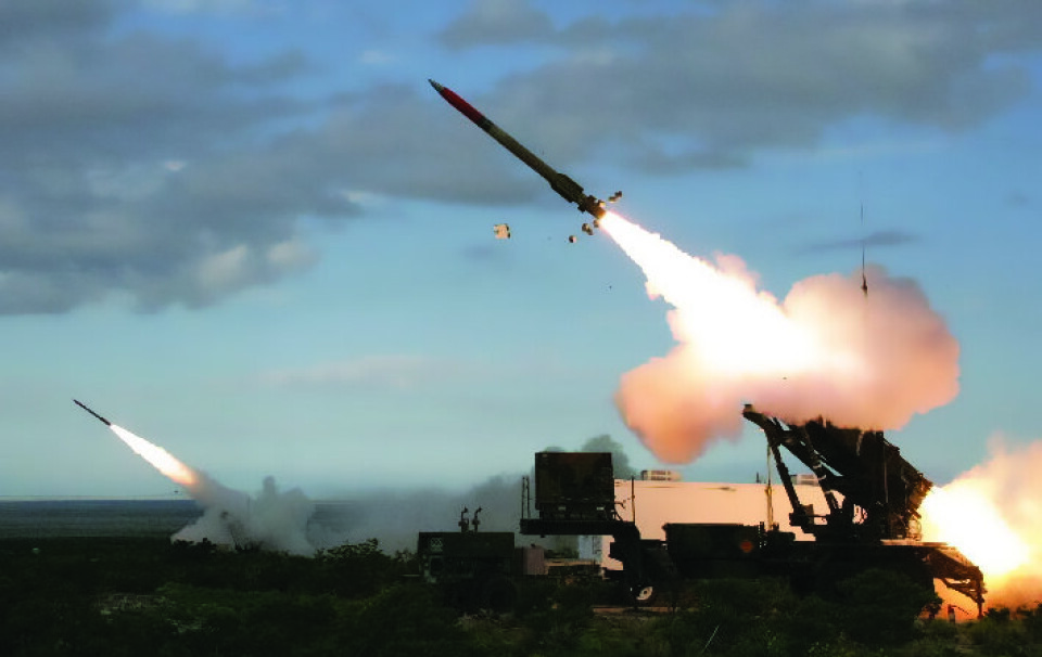 NORSK BIDRAG: 100 Patriot-missiler er på vei til Ukraina på Norges, Tysklands, Danmarks og Nederlands regning. The Army test fires a Patriot missile in a recent test. The Patriot missile system is a ground-based, mobile missile defense interceptor deployed by the United States to detect, track and engage unmanned aerial vehicles, cruise missiles, and short-range and tactical ballistic missiles. Patriot, along with other missile defense systems, are included in the Army Air and Missile Defense 2028, which provides the Army’s overarching vision for the AMD force, describes how the AMD force is postured to support the Army and joint forces, and articulates what must be accomplished to achieve the 2028 desired end state of preventing and defeating adversary air and missile attacks through a combination of deterrence, active and passive defense, and support to attack operations. (U.S. Army photo)