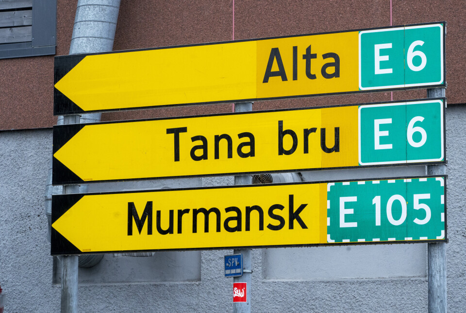 KIRKENES: Skilt i Kirkenes viser vei til steder i Norge og Russland.