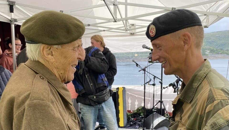 MINNESMARKERING: Krigsveteran Ivar Kristoffersen i en hyggelig samtale med forsvarsjef Eirik Kristoffersen under en minnesmarkering i Stordalen