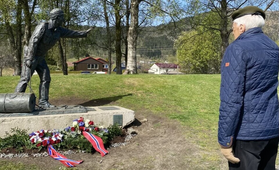 VETERAN: Kristoffersen var en aav de få gjenlevende veteranene fra andre verdenskrig. Her står han ved et krigsminnesmerke på Storetveit.