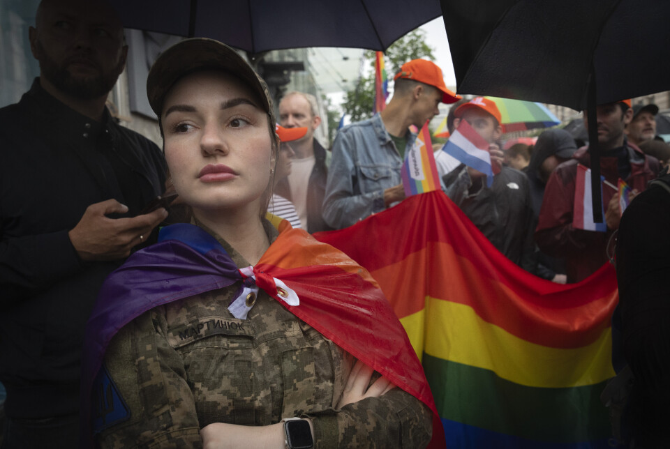 PRIDE-MARSJ: En kvinnelig soldat under søndagens prideparade i sentrum av Kyiv, 16. juni 2024.