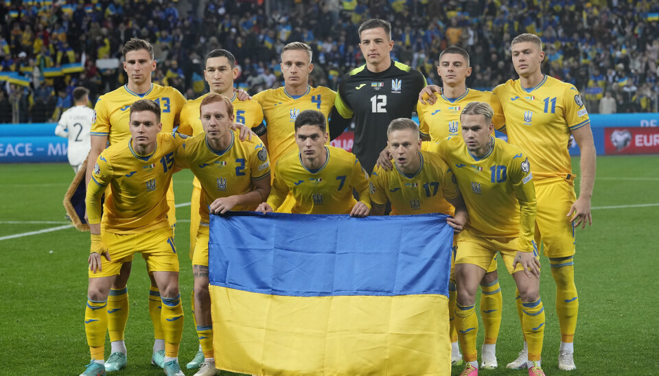 RUSSISKE FLAGG: Det er allerede observert russiske flagg under fotball EM. Det vil ikke Uefa ha noe av når Ukraina spiller kamp.