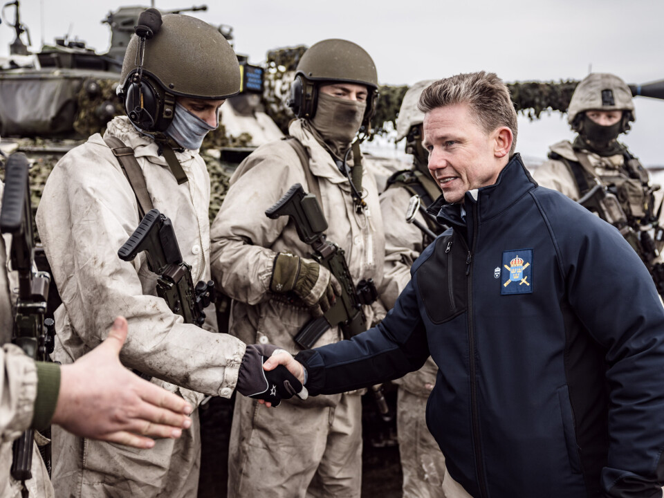 IMPLEMENTERING: Den svenske forsvarsministeren Pål Jonson regner med at avtalen vil tre i kraft innen en måned. På dette bildet hilser forsvarsministeren på svenske og finske styrker under Nordic Response i vinter.