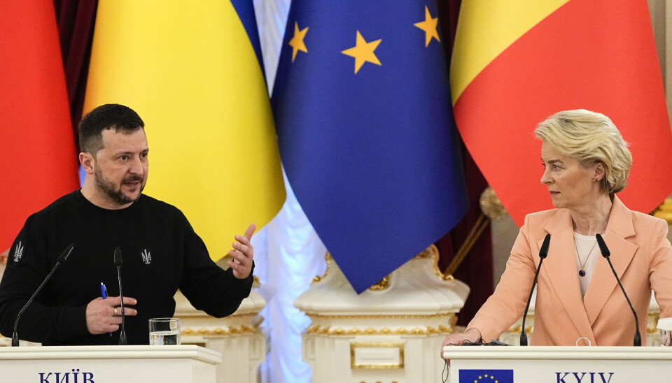 PÅ VEI: Ifølge kilder DPA har snakket med, har EUs utenriksministre vedtatt en våpenstøttepakke til Ukraina og president Volodymyr Zelenskyj, som her står sammen med EU-kommisjonens president Ursula von der Leyen.