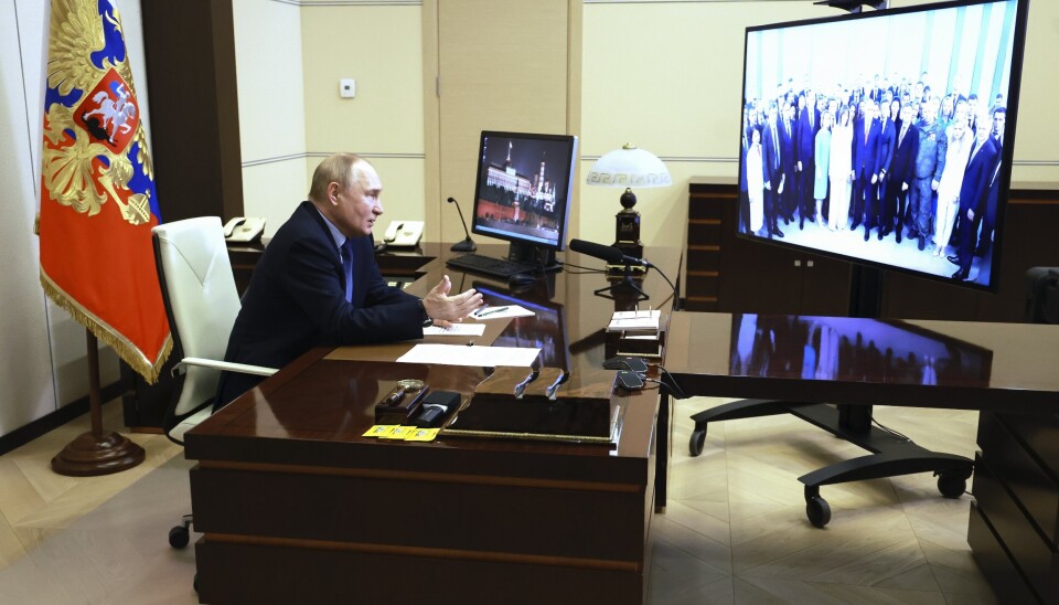 MØTE: Russlands president Vladimir Putin på kontoret sitt i Kreml fredag, i et videomøte med avgangselever fra det nasjonale økonomi- og administrasjonsakademiet.