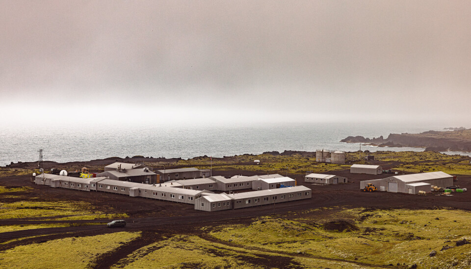Jan Mayen skal fornyes med nytt bygg. Det nye bygget skal bygges i triangelet til venstre i bildet.