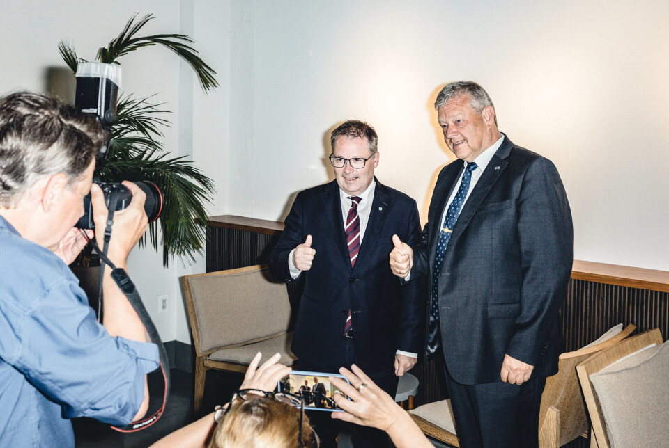 PRODUKSJON: Forsvarsminister Bjørn Arild Gram (t.v.) og konsernsjef i Nammo Morten Brandtzæg kom med nyheten tirsdag.