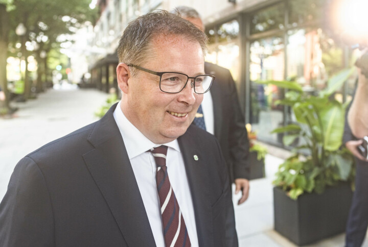 UNDERSKREVET: Forsvarsminister Bjørn Arild Gram (Sp) skrev tirsdag under på en intensjonsavtale om å kjøpe flere sjøminer.