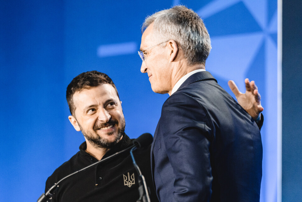 KLEM: Zelenskyj fikk en klaem avStoltenberg på scenen.