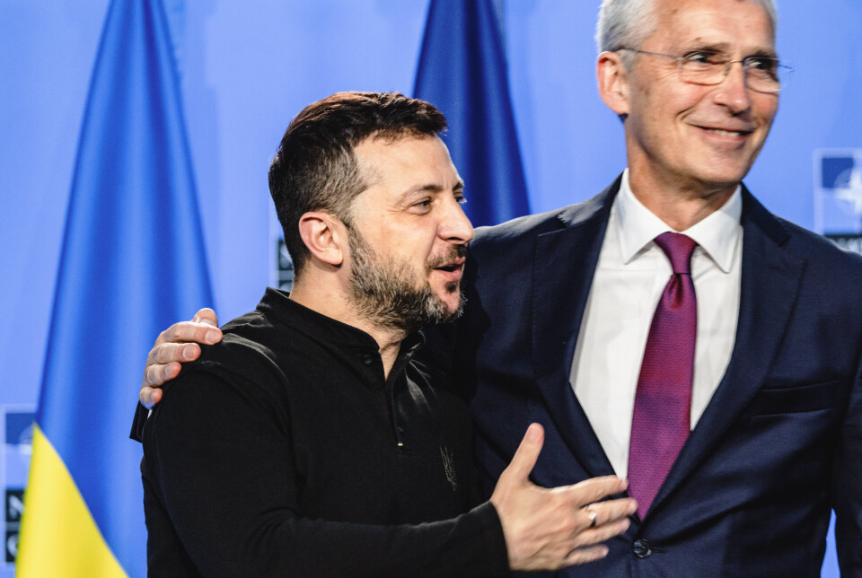 GALSKAP: Ukrainas president Volodymyr Zelenskyj kalte restriksjonene på bruk av våpen for galskap på en pressekonferanse sammen med Jens Stoltenberg.