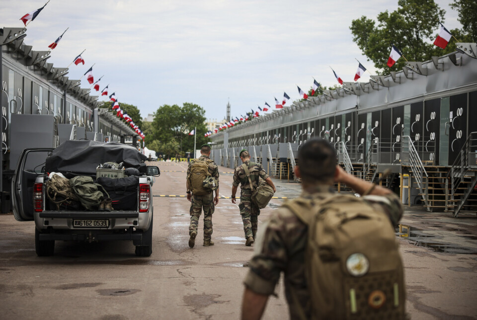 4500 SOLDATER: En fransk soldat ble angrepet med kniv i Paris. Soldatene er der for å passe på sikkerheten under sommerens olympiske leker i den franske hovedstaden og bor i en leir i Vincennes-skogen utenfor byen.
