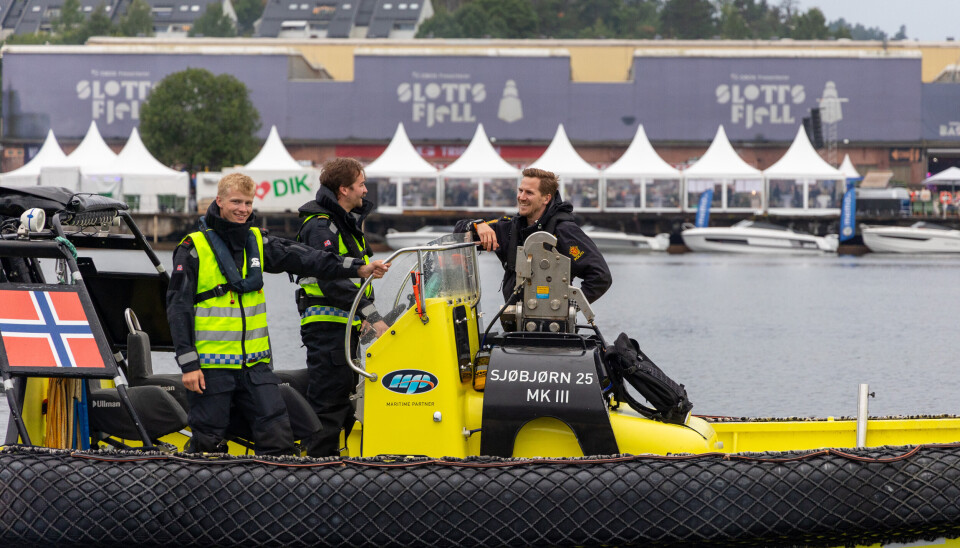 FESTIVALSTEMNING: Skaatun forteller at de ikke er helt festivalstemning nå de er ute i båten, men at det likevel er gøy.