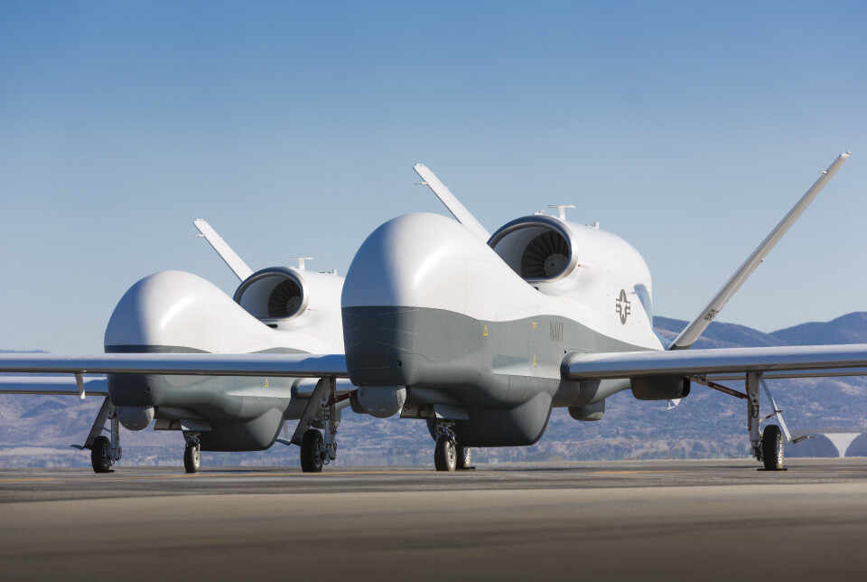 MÅ HA FOLK: Å bruke droner som Northrop Grummans MQ-4C Triton eller tilsvarende er personell- og kompetansekrevende. Two Northrop Grumman MQ-4C Triton unmanned aerial vehicles are seen on the tarmac at a Northrop Grumman test facility in Palmdale, Calif. Triton is undergoing flight testing as an unmanned maritime surveillance vehicle. (U.S. Navy photo courtesy of Northrop Grumman by Chad Slattery/Released)