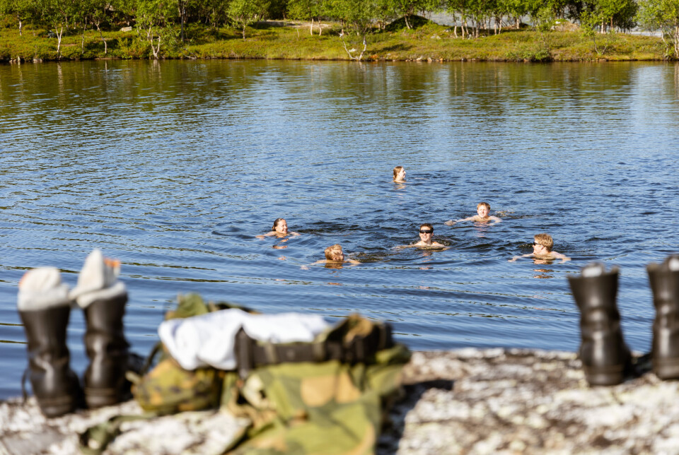 NEDKJØLING: Hetebølge i Kirkenes får vernepliktige soldater på Høybuktmoen leir til å starte dagen på med et bad.