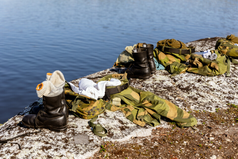 UNIFORM: Den varme uniformen, og ikke minst ullsokkene, er godt å få av seg varmen.