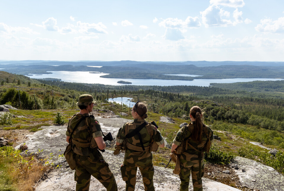SPEIDER: Soldatene ved vakttårnet på Vardefjellet ser rett over på Russland hver dag.