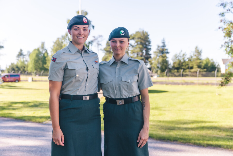 FINALENEDTUR: Jeanette Hegg Duestad (t.v) kom til kort i OL-finalen. Her med Jenny Stene, som også er OL-skytter og HV-soldat.