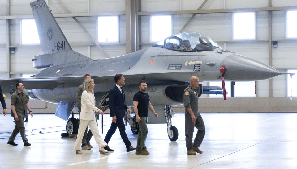 2023: I august i fjor kunngjorde den nederlandske regjeringen at den ville donere kampfly av typen F-16 til Ukraina. Bildet viser Nederlands tidligere statsminister og påtroppende Nato-sjef Mark Rutte sammen med Ukrainas president Volodymyr Zelenskyj under et besøk på den nederlandske flybasen i Eindhoven. Det er ikke kjent hvor flyene som nå skal ha ankommet Ukraina er donert fra.