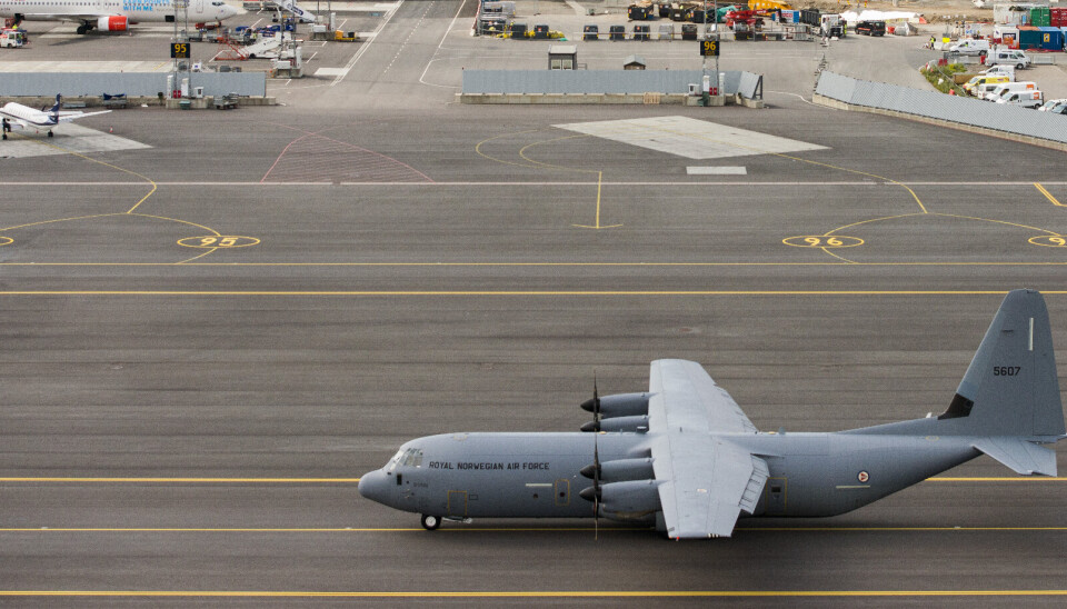OSLO LUFTHAVN: Et Hercules-fly kjører forbi passasjer-terminalen på Oslo lufthavn. Bildet er fra 2015.