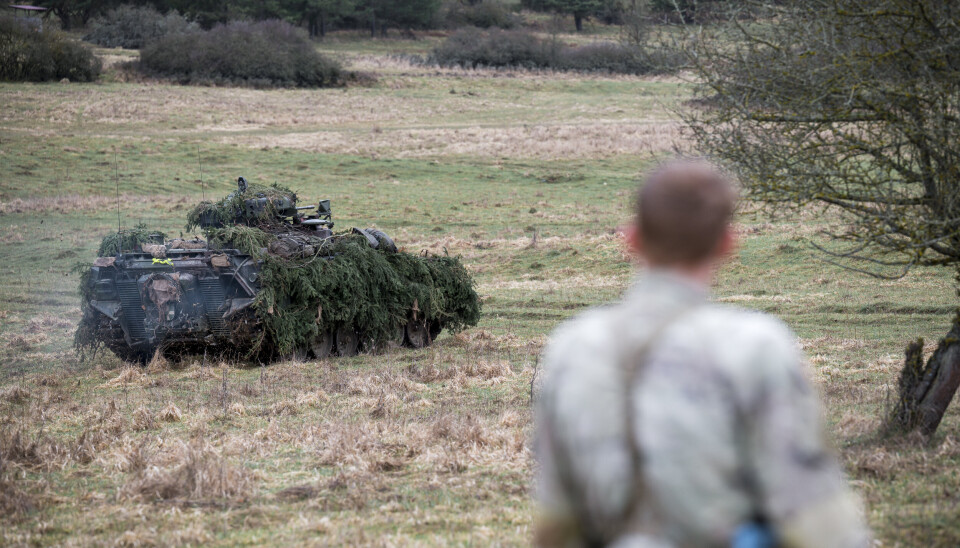 NATO-ØVELSE: En stormpanservogn av typen SPZ Marder rykker frem under øvelse Allied Spirit i mars i år. Neste års utgave får tilsynelatende færre danske deltakere enn ventet.