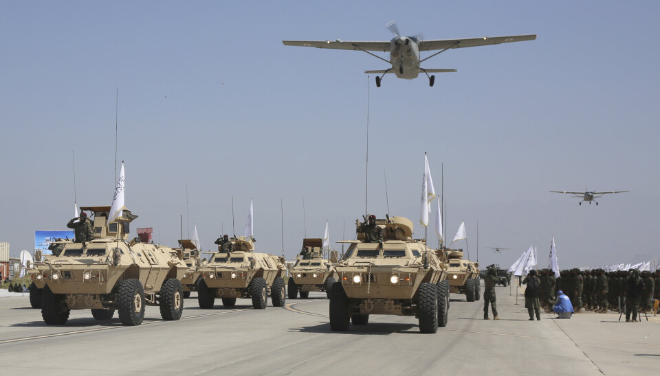 PARADE: I Talibans militærparade viste de fram ulike kjøretøy amerikanerne etterlot etter å ha trukket seg ut av Afghanistan. På bildet ser man flere pansrede personellkjøretøy.