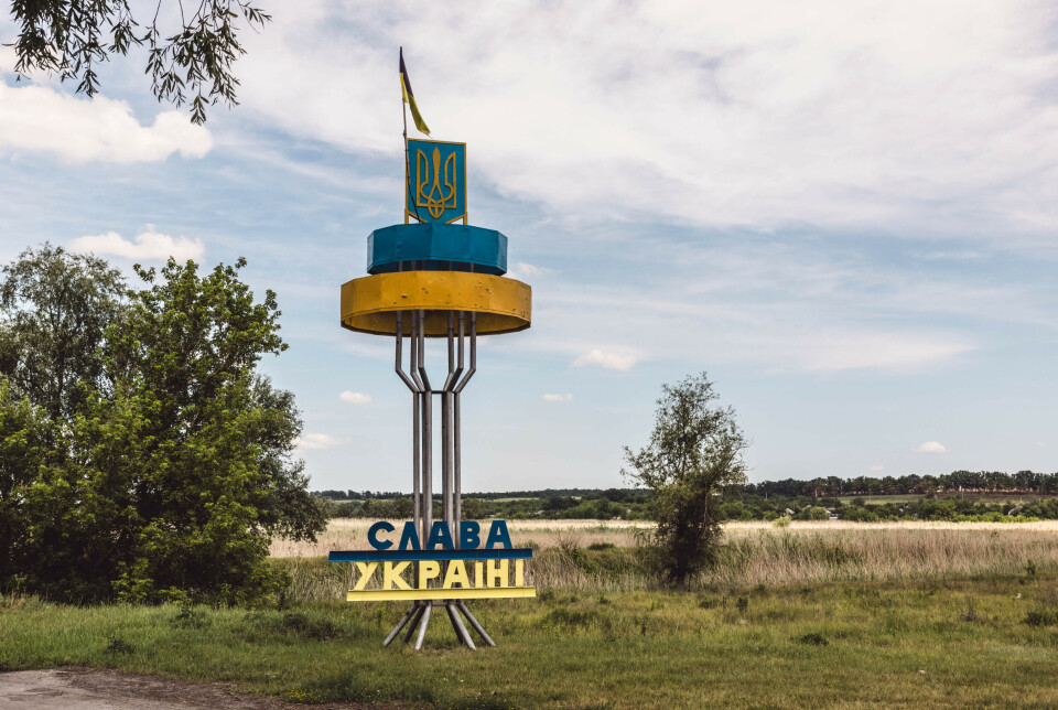 ÆRE: i utkanten av Lyman står dette monumentet med det kjente slagordet “Slava Ukraini” (Ære til Ukraina)