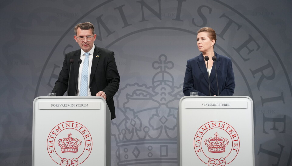 DONASJONSPAKKE: Danmarks forsvarsminister Troels Lund Poulsen og statsminister Mette Fredriksen under en pressekonferanse i København, desember 2023.