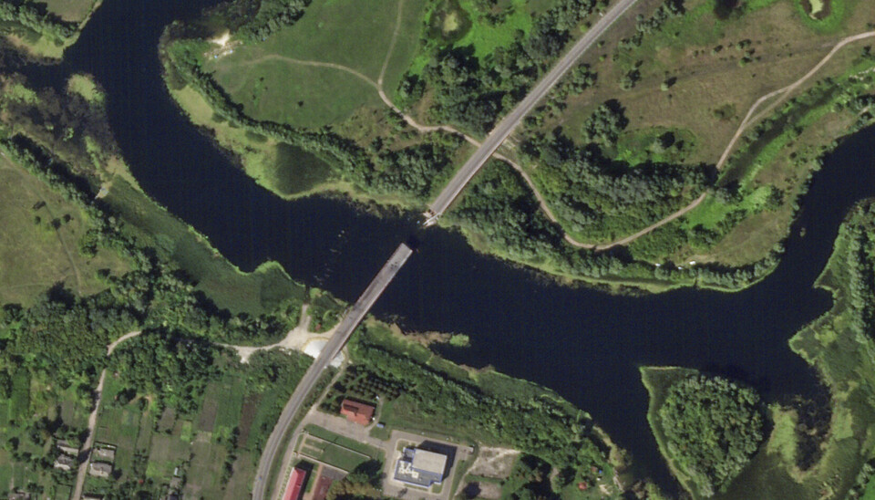 BRO: Et satellittbilde fra Planet Labs PBC viser en ødelagt bro over elva Sejm i Kursk fylke.