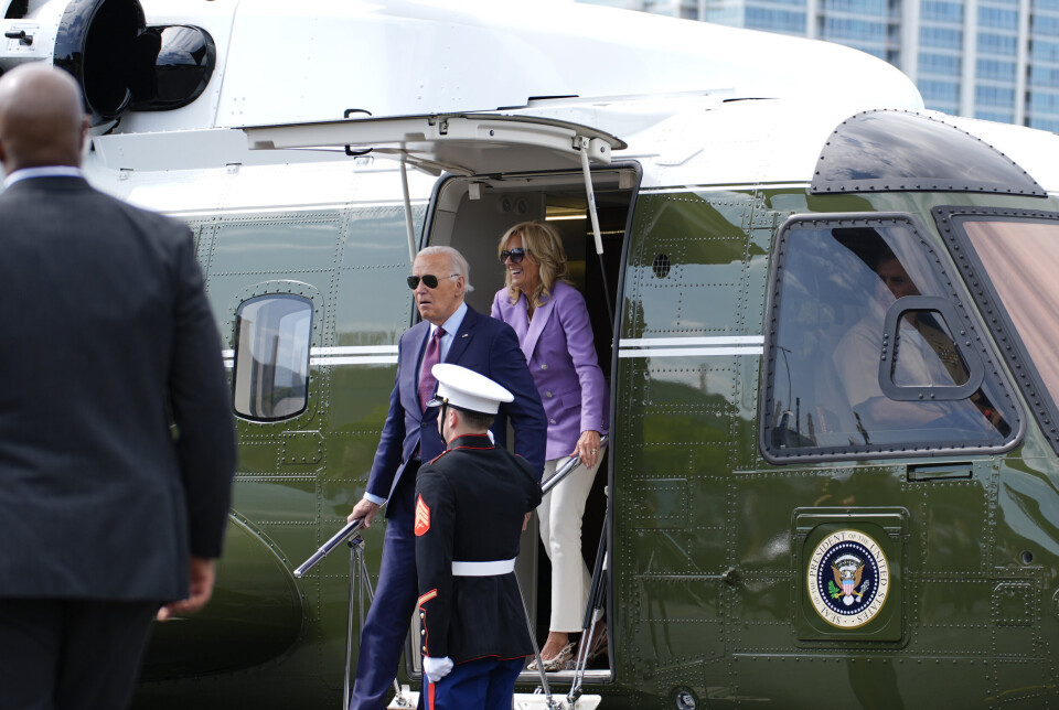 PÅ BAKKEN: President Joe Biden og førstedame Jill Biden på vei ut av helikoptret etter dets jomfrutur som presidenttransport.