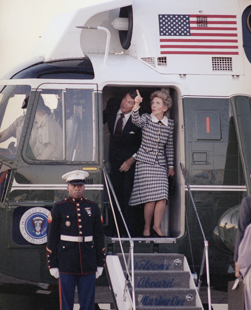 1986: President Ronald Reagan og førstedame Nancy på vei ut av Marine One ved Det hvite hus i september 1986 etter sommerferie på ranchen deres i California.