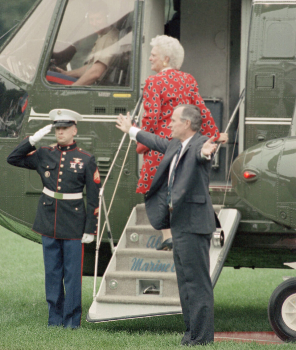 1992: President George H. W. Bush og førstedame Barbara går om bord i Marine One på plenen utenfor Det hvite hus i 1992 for å delta på det republikanske landsmøtet i Houston i Texas.